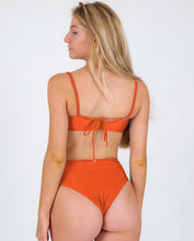 Load image into Gallery viewer, Image 06: Rio De Sol Set Set Paprica Bandeau-Reto Hotpants
